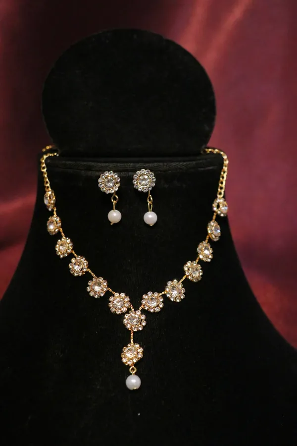 Golden_And_White_Alloy_Jewellery_Set_For_Women