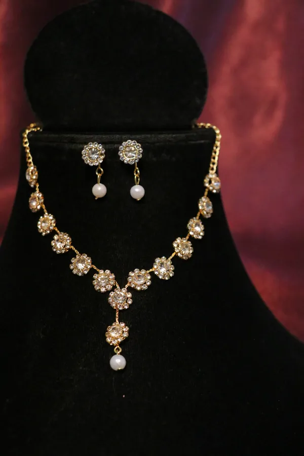 Golden_And_White_Alloy_Jewellery_Set_For_Women