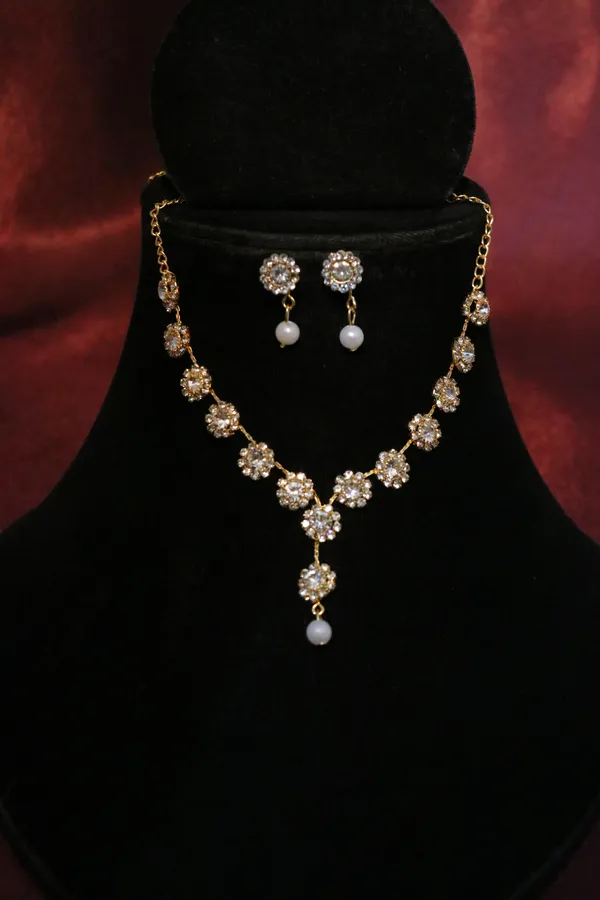 Golden_And_White_Alloy_Jewellery_Set_For_Women
