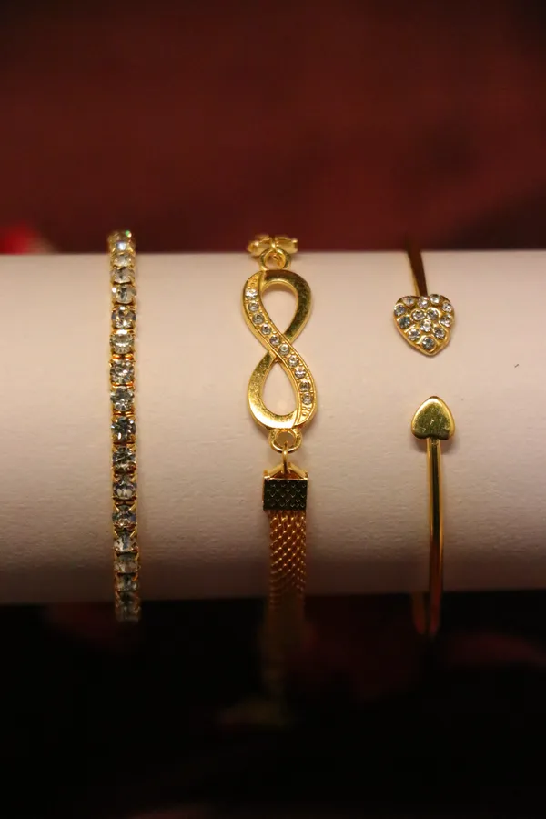 Golden_Alloy_Bracelet_Set_For_Women