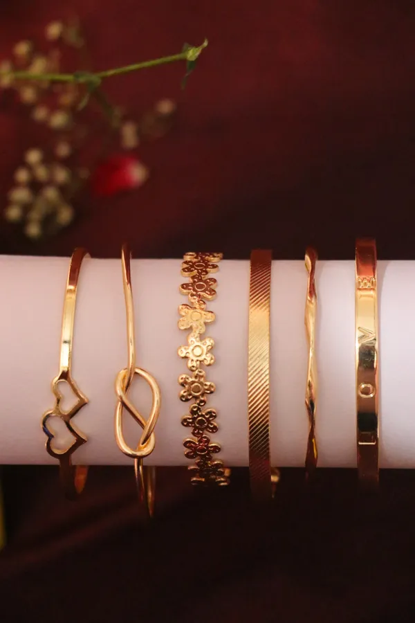 Golden_Alloy_Bangle_Set_For_Women