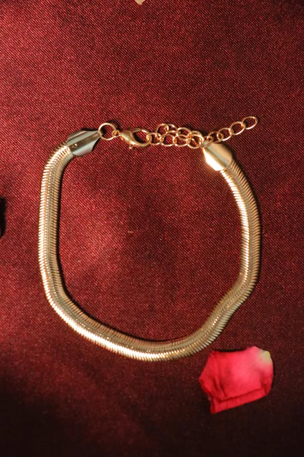 Golden_Alloy_Chain_Bracelet_For_Women
