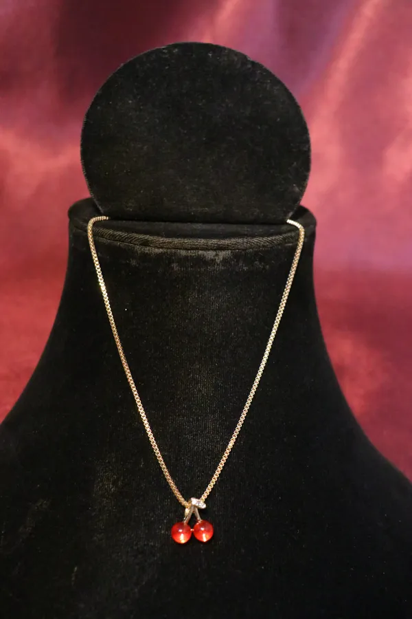 Red_Alloy_Pendant_Necklace_For_Women