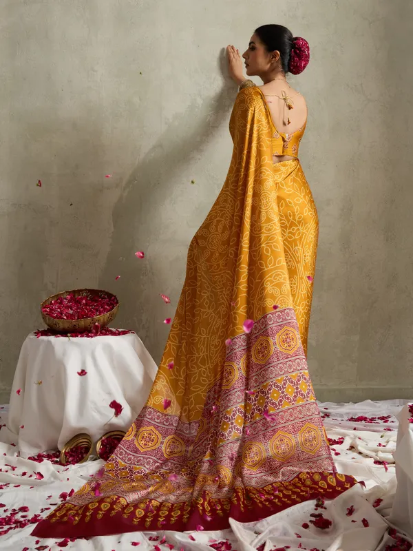Mustard_And_White_Art_Silk_Blocked_Printed_Tie-Dye_Geometric_Print_Saree_For_Women