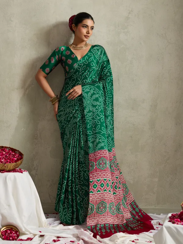 Green_And_White_Art_Silk_Blocked_Printed_Tie-Dye_Geometric_Print_Saree_For_Women