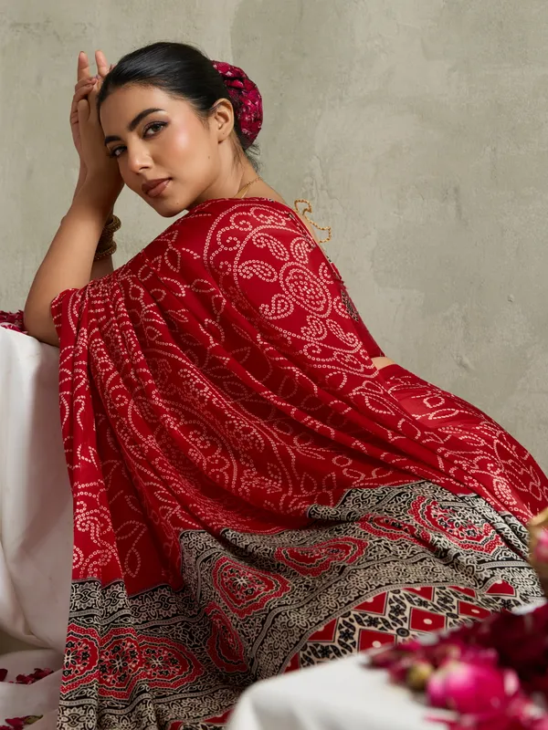 Red_And_White_Art_Silk_Blocked_Printed_Tie-Dye_Geometric_Print_Saree_For_Women
