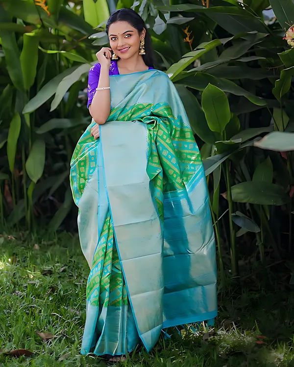 Green_And_Blue_Kanjivaram_Geometric_Woven_Design_Saree_For_Women