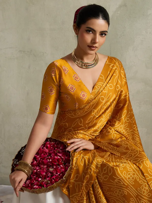 Mustard_And_White_Art_Silk_Blocked_Printed_Tie-Dye_Geometric_Print_Saree_For_Women