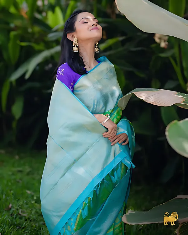 Green_And_Blue_Kanjivaram_Geometric_Woven_Design_Saree_For_Women