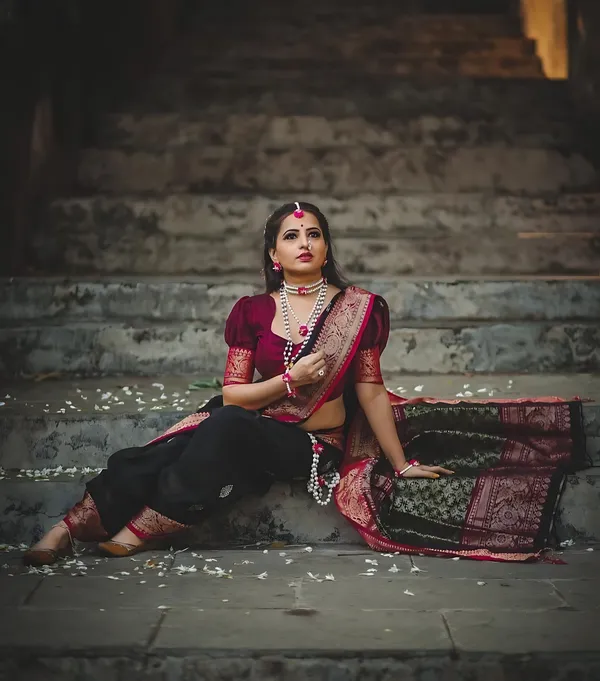 Black_And_Maroon_Banarasi_Floral_Traditional_Zari_Work_Saree_For_Women