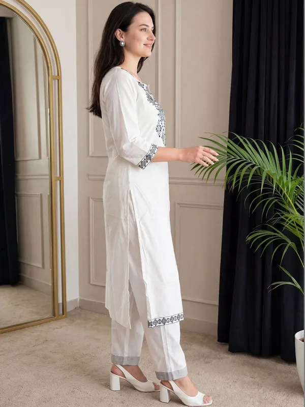 White_Cotton_Flex_Embroidered_Kurta_Set_For_Women