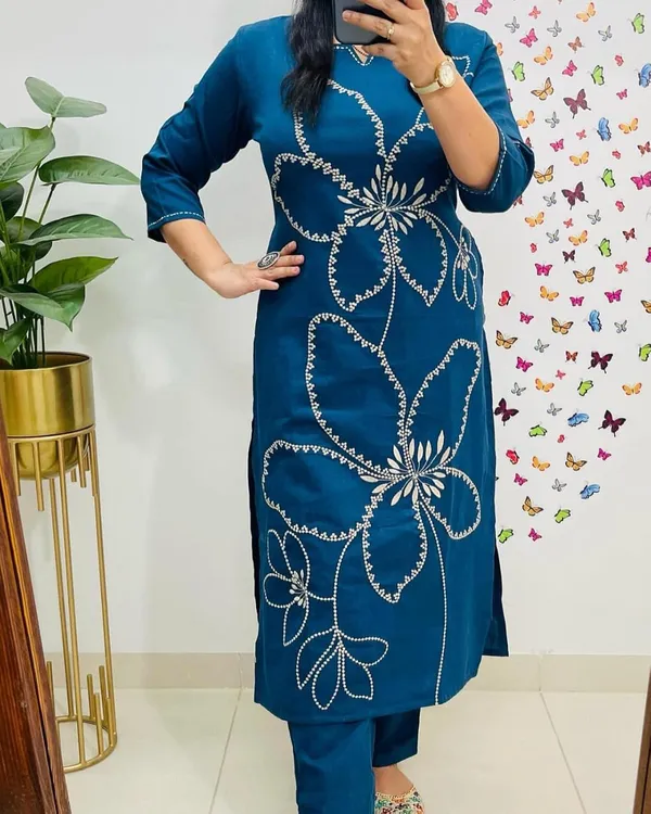 Blue_Rayon,_Thread_Premium_Embroidered_Kurta_Set_For_Women