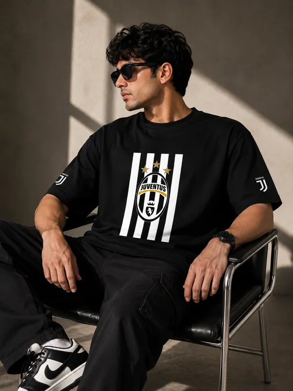 Juventus_Oversized_Graphic_Print_Round_Neck_T_shirt_in_Black_