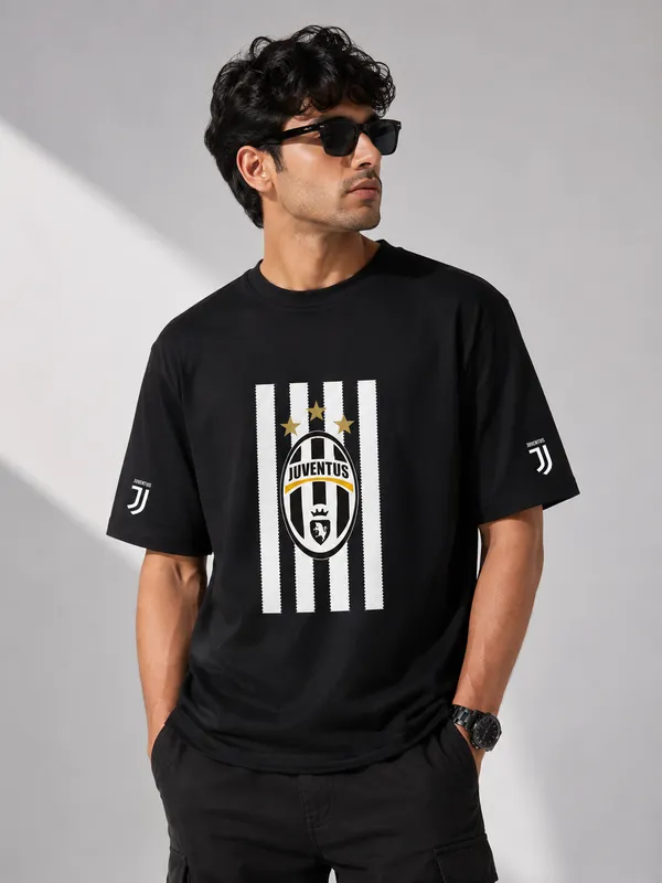 Juventus_Oversized_Graphic_Print_Round_Neck_T_shirt_in_Black_