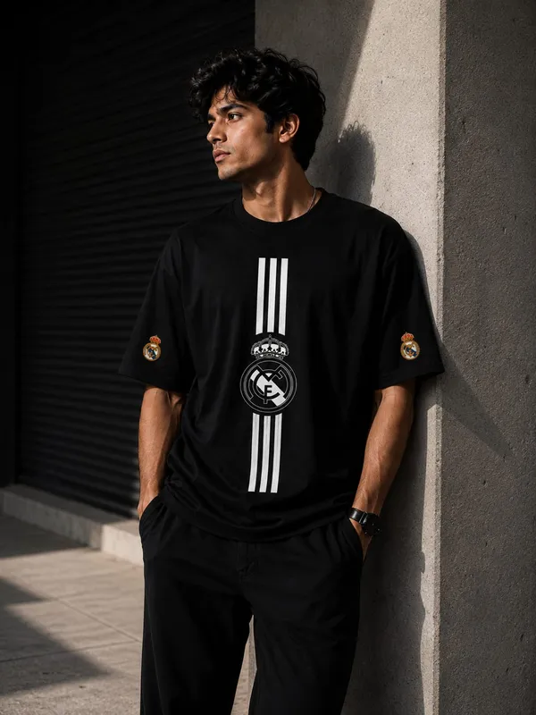 Real_Madrid_Crest_Oversized_Round_Neck_T-Shirt_in_Black