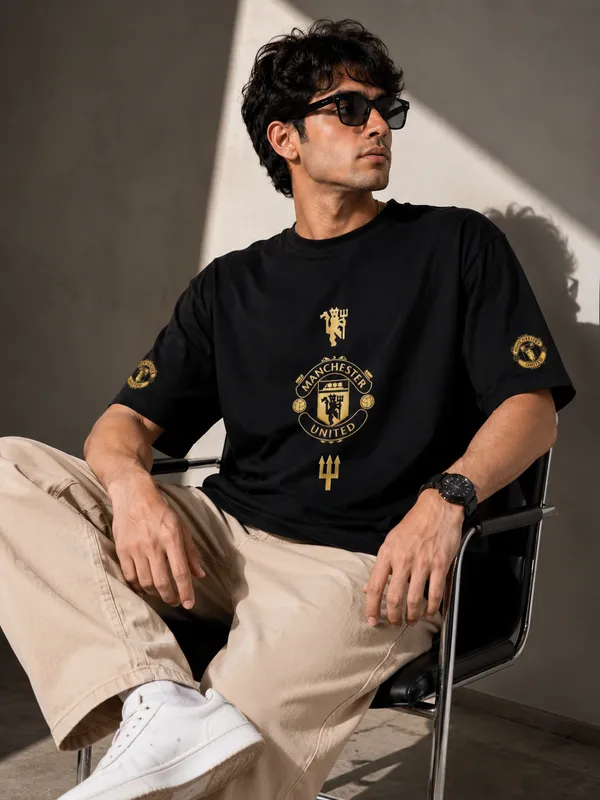 MNU_Oversized_Graphic_Print_Round_Neck_T_shirt_in_Black_