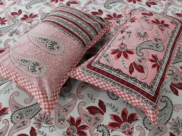 Paisley_Pink_Pure_Cotton_King_Size_Bedsheet_With_2_Pillow_Covers