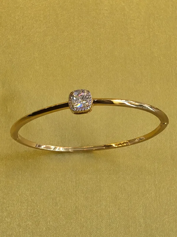 Elegant_Cushion-Cut_Halo_Gold_Bangle