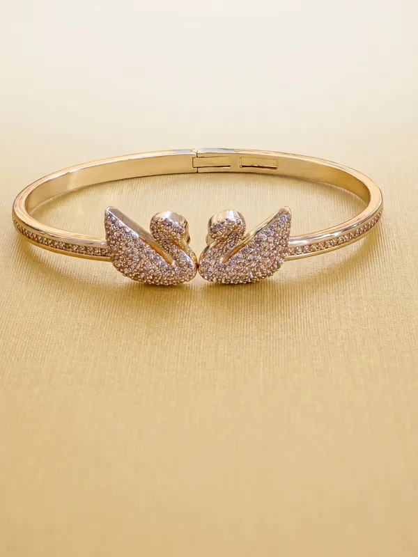 Elegant_Dual_Swan_Pavé_Crystal_Gold_Bangle_Bracelet
