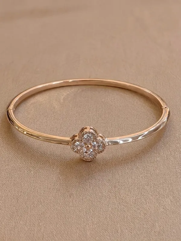 Elegant_Floral_Clover_Gold_Bangle