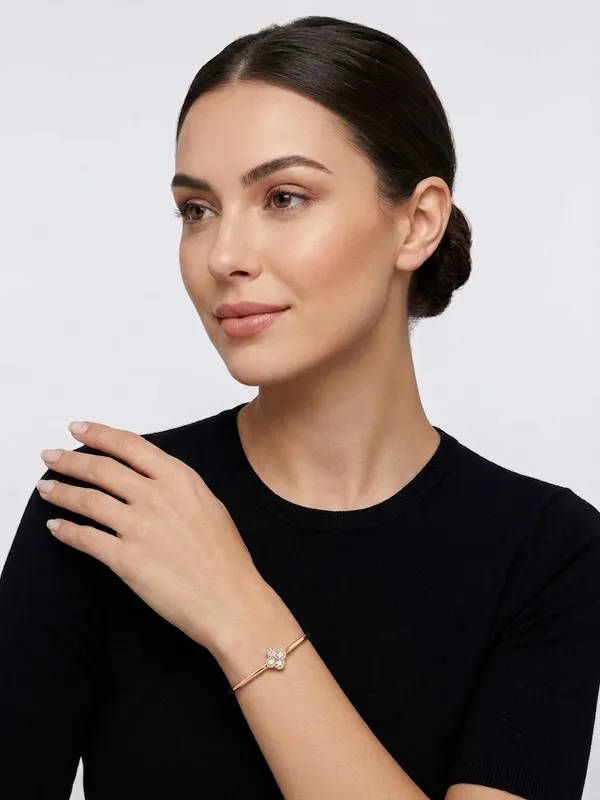 Elegant_Floral_Clover_Gold_Bangle