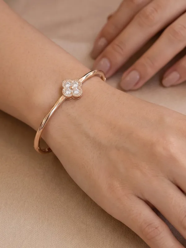 Elegant_Floral_Clover_Gold_Bangle