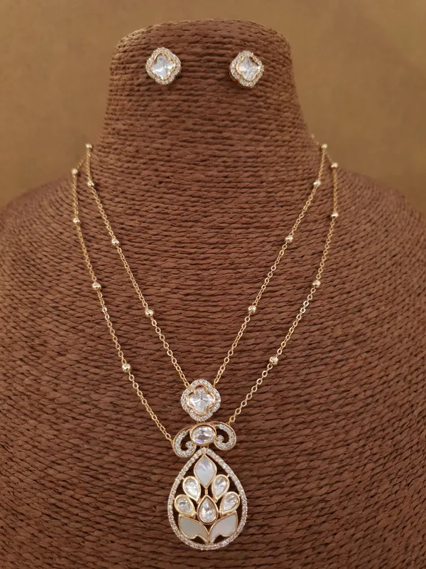 Golden_Kundan_Mop_Pendent_Set_For_Women
