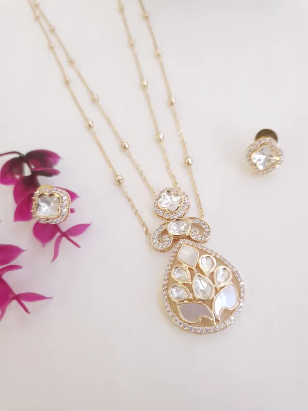 Golden_Kundan_Mop_Pendent_Set_For_Women