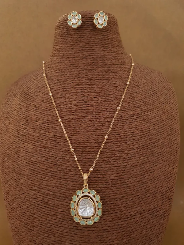 Pista_Green_Kundan_Pendent_Set_For_Women