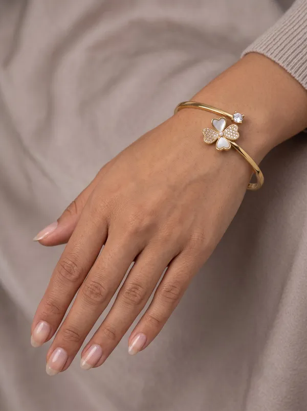 Lucky_Four-Leaf_Clover_&_Solitaire_Gold_Open_Bangle_Bracelet
