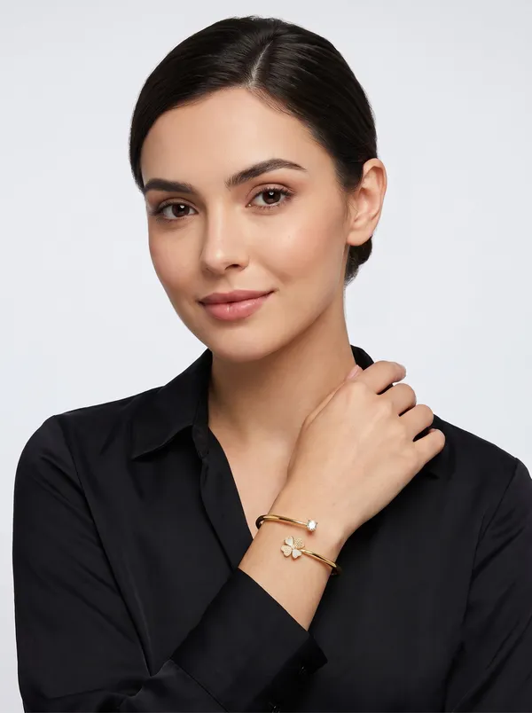 Lucky_Four-Leaf_Clover_&_Solitaire_Gold_Open_Bangle_Bracelet