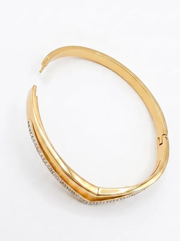 Modern_Geometric_Gold_Chevron_Bangle_–_Layered_Crystal_Statement_Bracelet