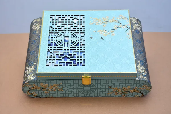 Light_Blue_And_Golden_Chinese_Style_Moon_Cake_Gift_Box_With_Lattice_Window_Design