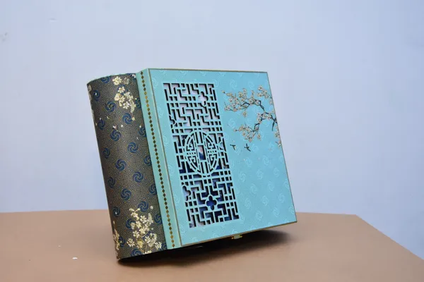 Light_Blue_And_Golden_Chinese_Style_Moon_Cake_Gift_Box_With_Lattice_Window_Design