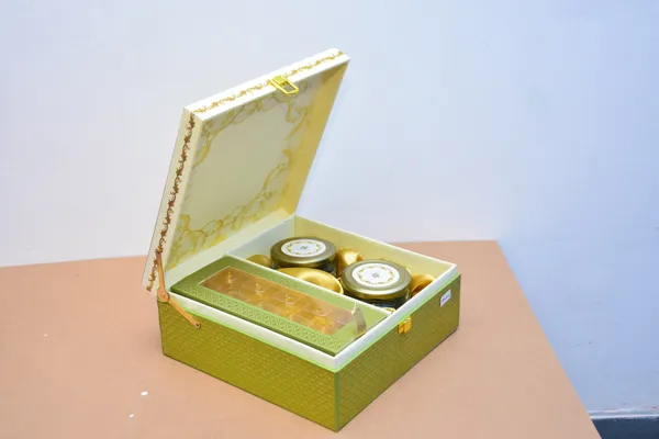 Multicolour_Premium_Floral_Print_Decorative_Storage_Box_With_Mirror_And_Compartments