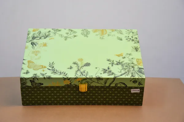 Green_Floral_Gift_Box_With_Jars_And_Treats