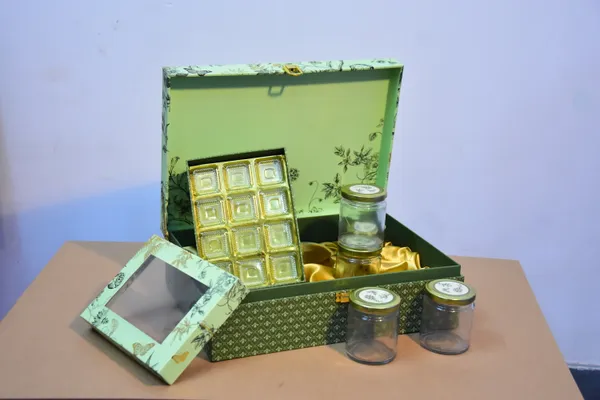 Green_Floral_Gift_Box_With_Jars_And_Treats