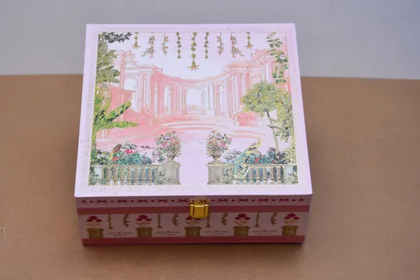 Pink_And_Golden_Decorative_Gift_Box_With_Jam_Jars