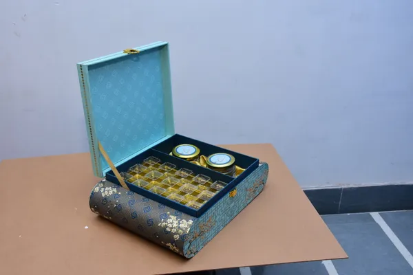 Light_Blue_And_Golden_Chinese_Style_Moon_Cake_Gift_Box_With_Lattice_Window_Design