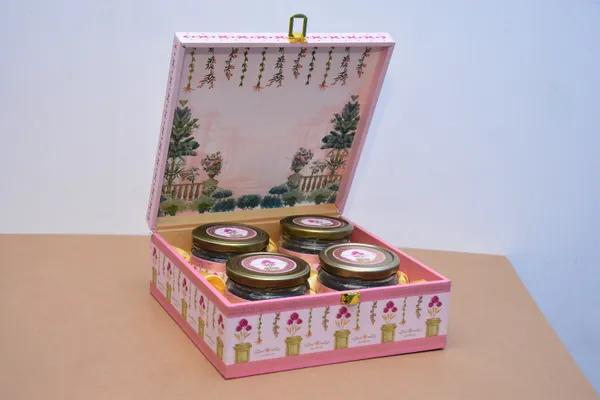 Pink_And_Golden_Decorative_Gift_Box_With_Jam_Jars
