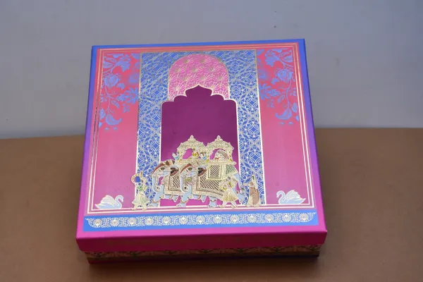 Multicolour_Decorative_Gift_Box_With_Golden_Bowls_And_Spoons_Set
