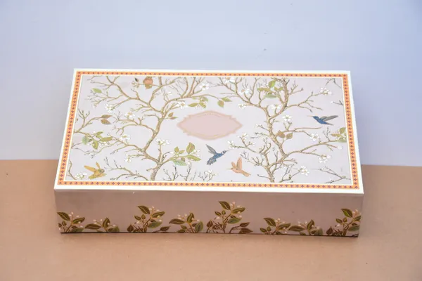 Multicolour_Elegant_Floral_Design_Chocolate_Gift_Box_With_Compartments