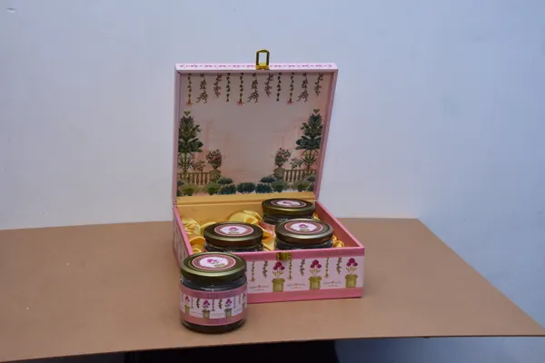 Pink_And_Golden_Decorative_Gift_Box_With_Jam_Jars