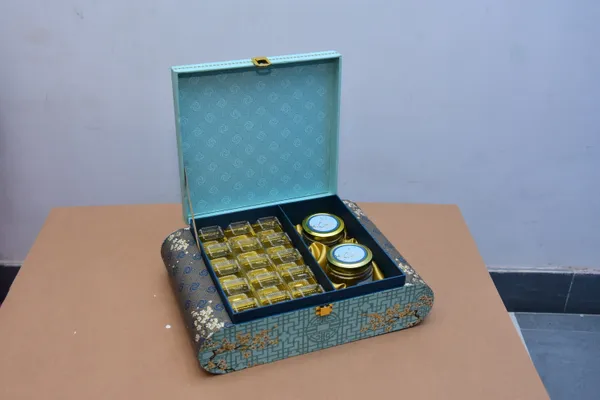 Light_Blue_And_Golden_Chinese_Style_Moon_Cake_Gift_Box_With_Lattice_Window_Design