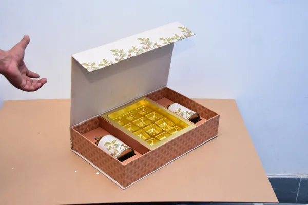 Multicolour_Elegant_Floral_Design_Chocolate_Gift_Box_With_Compartments