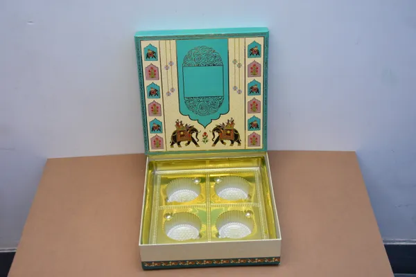 Turquoise_And_Gold_Decorative_Elephant_Design_Gift_Box_Set_With_4_Compartments
