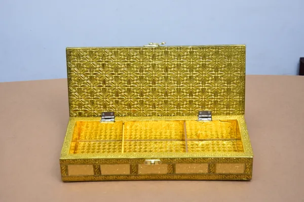 Decorative_Golden_Jewelry_Storage_Box_with_Three_Compartments
