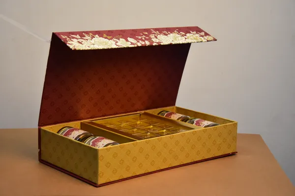 Red_And_Golden_Floral_Gift_Box