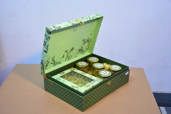 Green_Floral_Gift_Box_With_Jars_And_Treats