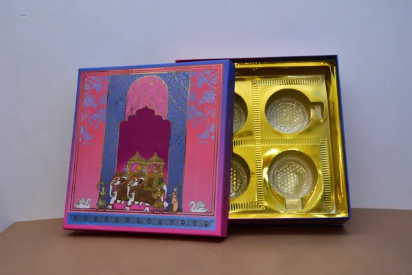 Multicolour_Decorative_Gift_Box_With_Golden_Bowls_And_Spoons_Set